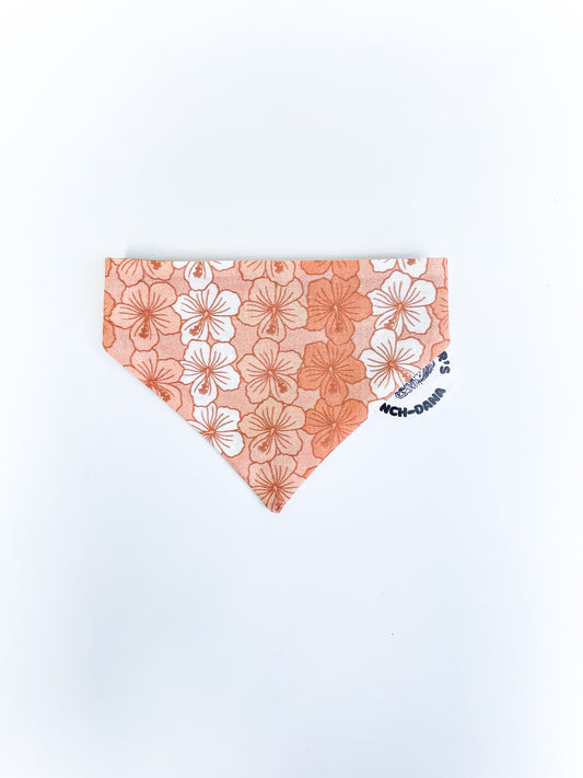 Hibiscus Beige Lei Scrunch-Dana